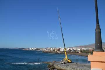 Una grúa de 80 metros trabaja en la reparación del Neptuno en Melenara/TA.